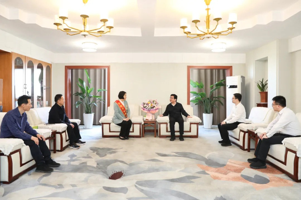 20250501孫志標慰問全國勞動模范徐玲.jpg