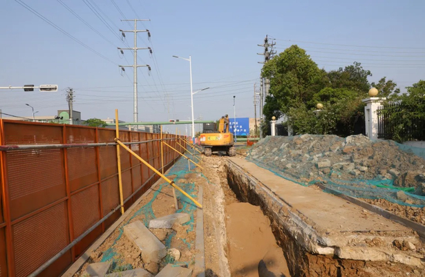 20250504縣領導現場推進重特大項目、自來水管網及城市排水設施項目建設4.jpg